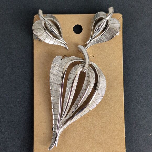 Vintage Mid-Century Silvertone Leaf Brooch Pin & Clip-On Earrings Set Retro Mod - Picture 1 of 4